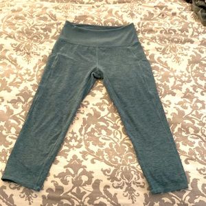 Kirkland Signature Ladies' Brushed Capri Legging with Pockets 7771009